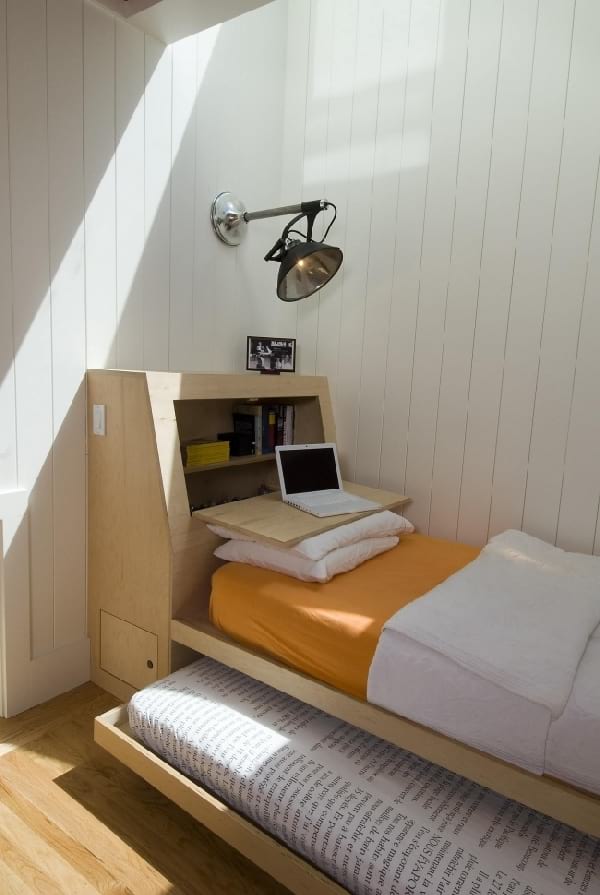 dormitorio minimalista con cama doble en un espacio mínimo