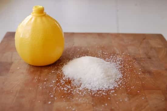 tabla de cortar de sal y limón para limpiar