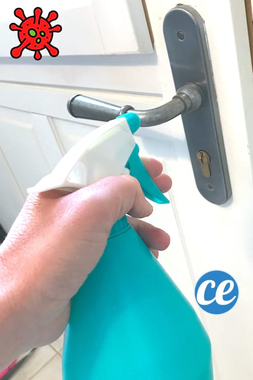 Un spray relleno de vinagre blanco para desinfectar las manijas de las puertas con el coronavirus