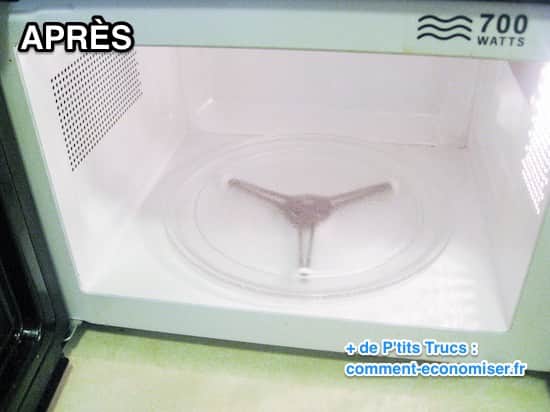 Calentar agua con vinagre en el microondas lo limpia completamente.
