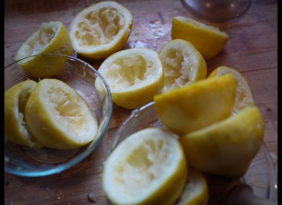 use limón puro para deshacerse de las hormigas