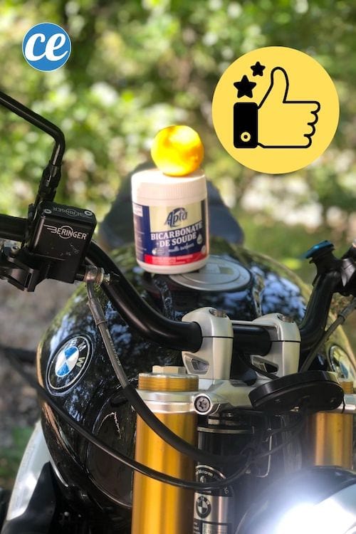 Bicarbonato de sodio y limón para limpiar una motocicleta