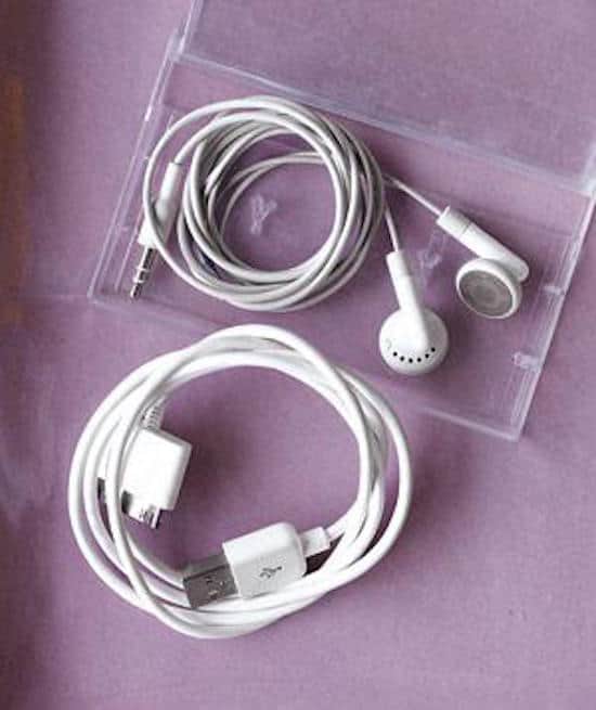 Use um estojo de fita cassete antigo para armazenar os fones de ouvido do iPod.