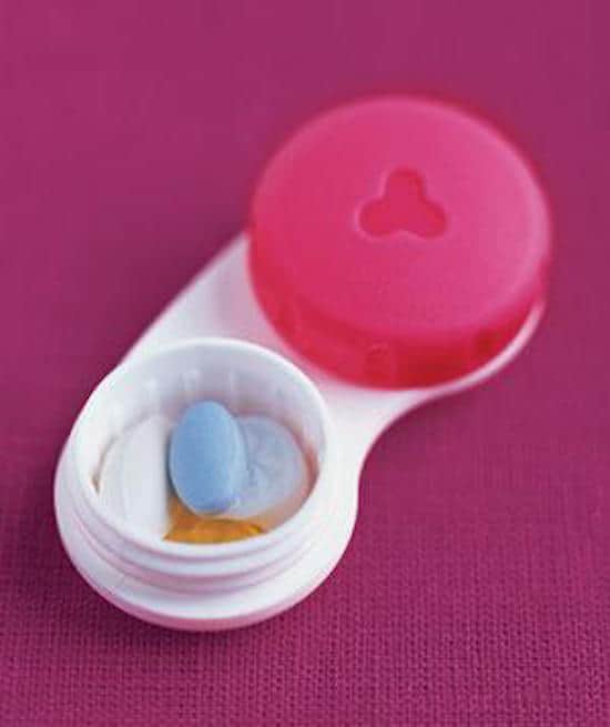 Leve os medicamentos em um estojo de lentes de contato.