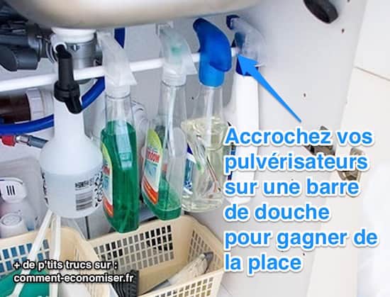 Cuelgue los productos domésticos en una barra de ducha debajo del fregadero.