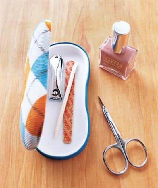 Use um estojo de óculos para fazer um kit de manicure.