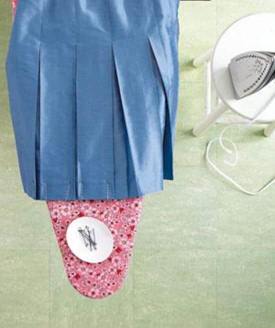 Para planchar los pliegues de una falda, use horquillas.