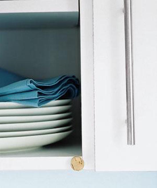 Use a rolha de cortiça cortada em anéis para impedir que as portas do armário batam.
