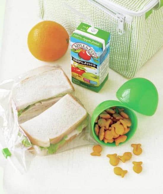 स्नैक्स ले जाने के लिए प्लास्टिक ईस्टर अंडे का प्रयोग करें।