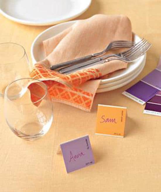 Usa una tabla de colores para hacer tus tarjetas de lugares.