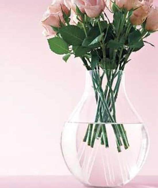 Adicione comprimento às flores com canudos de plástico.