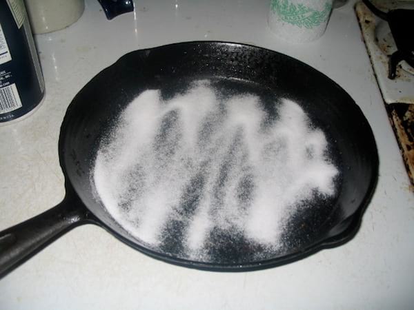 锅里放盐防止食物粘锅