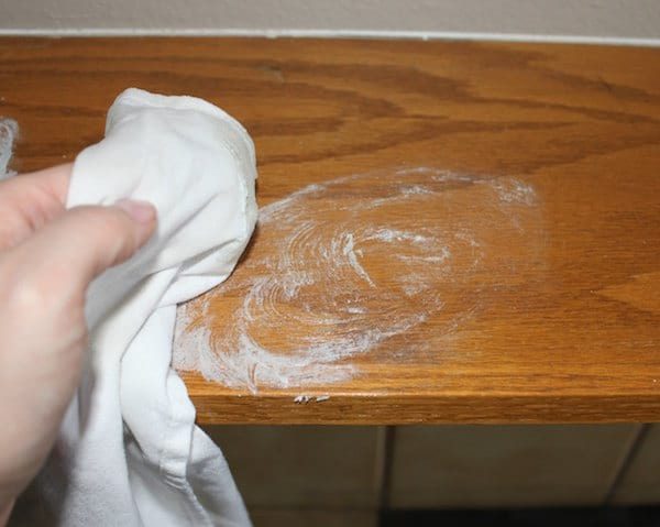 muối để loại bỏ các vết trắng trên gỗ