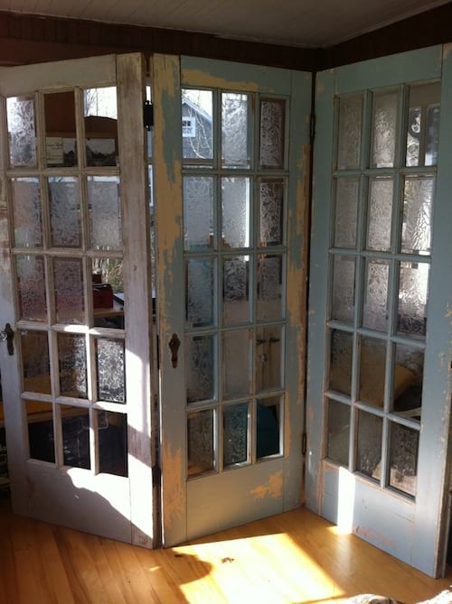 पुनर्नवीनीकरण लकड़ी की खिड़कियों के साथ स्क्रीन
