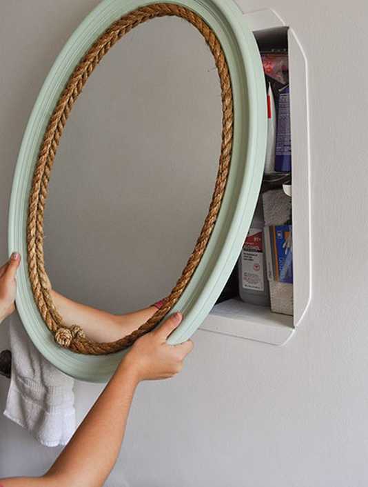 esconde un estante detrás del espejo