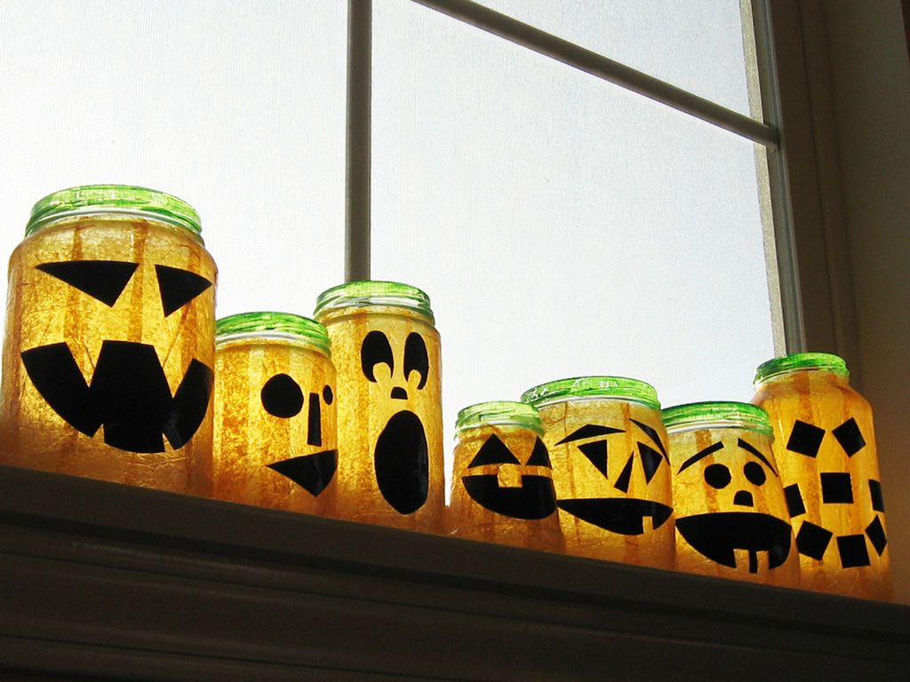 29 formas inteligentes de usar frascos de vidrio para Halloween.