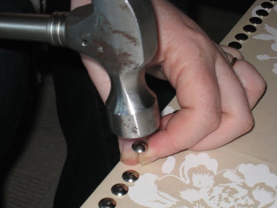 Los clavos de tapicería proporcionan el acabado perfecto para tu mesa IKEA Lack.