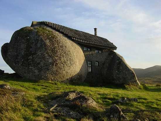 casa entre enormes rocas en portugal