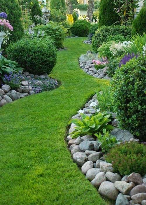 Las piedras son una forma fácil de hacer un hermoso borde en su jardín.