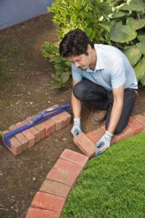 Una idea súper fácil de bordes de jardín es colocar ladrillos.