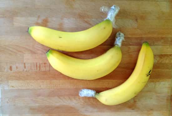 envuelva la cola de plátano en plástico para mantener