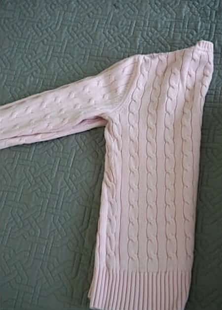 hænge sweater på bøjle foldet på midten