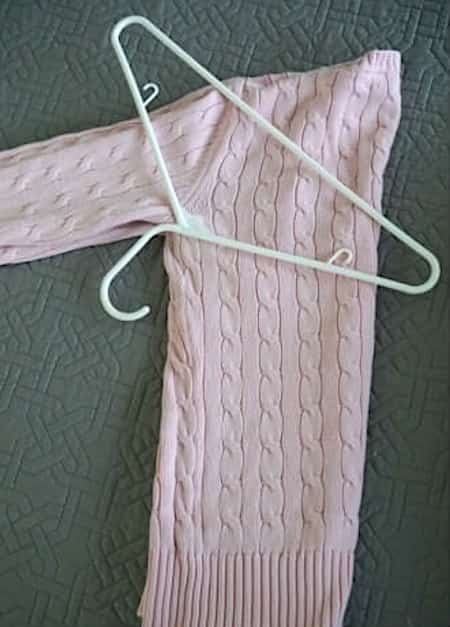 colgar el suéter en el método de la percha