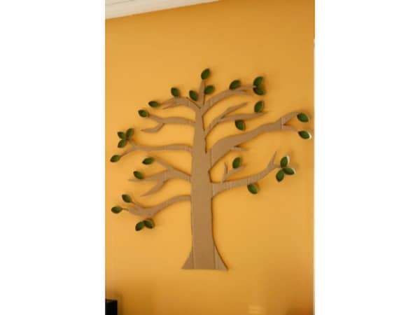 árbol decorativo de pared realizado con rollos PQ