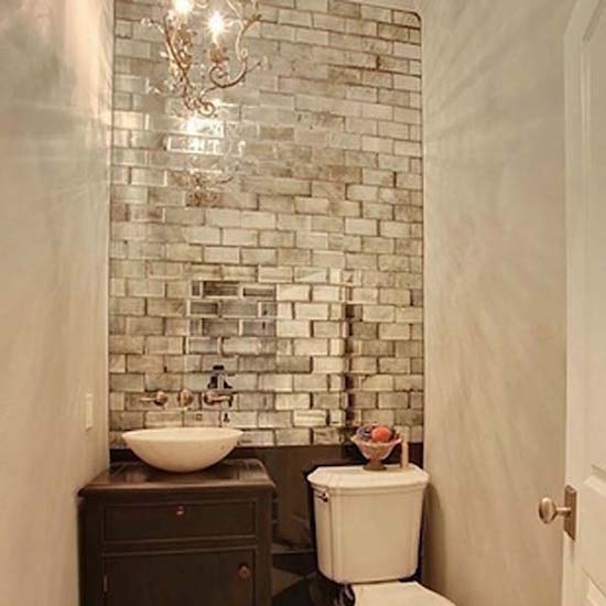 אריחי מראה מונחים על קיר חדר האמבטיה