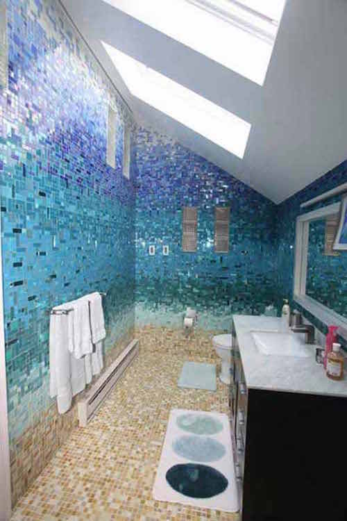 חדר אמבטיה עם אמייל זכוכית לאפקט חוף