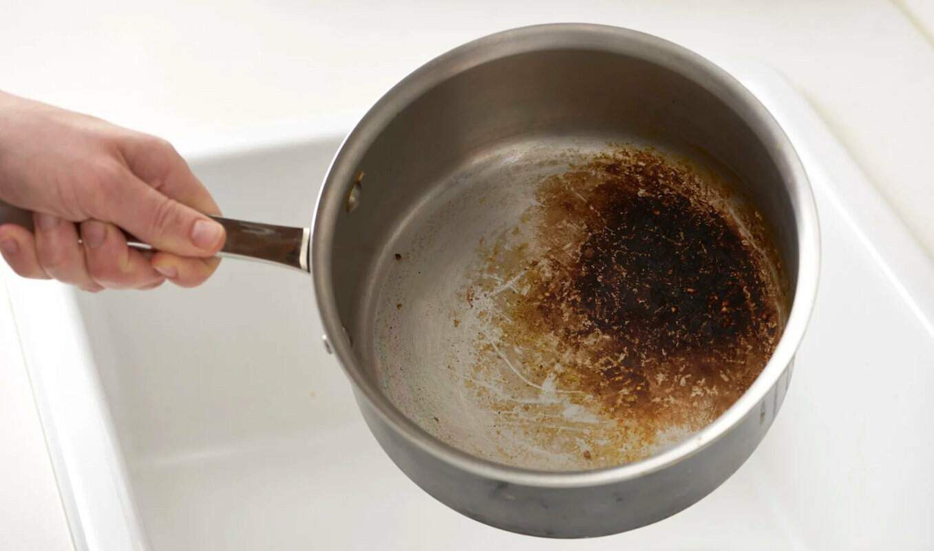 Sal + água fervente = O truque milagroso para recuperar uma caçarola queimada (sem esfregar).