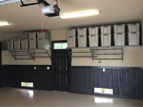 garaje perfectamente ordenado con cajas de plástico