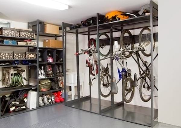 Bicicleta colgada en un garaje y estante en un almacenamiento.