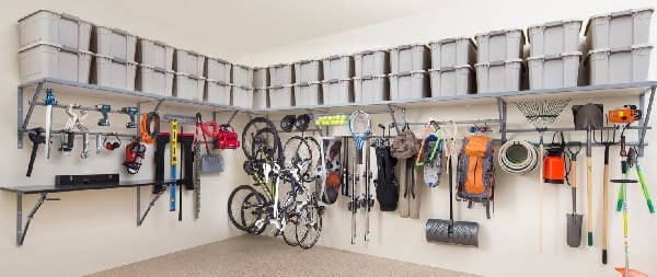garaje ordenado con cajas de plástico, herramientas o bicicletas colgantes