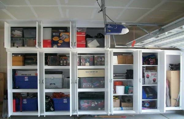 estantes para almacenamiento en un garaje