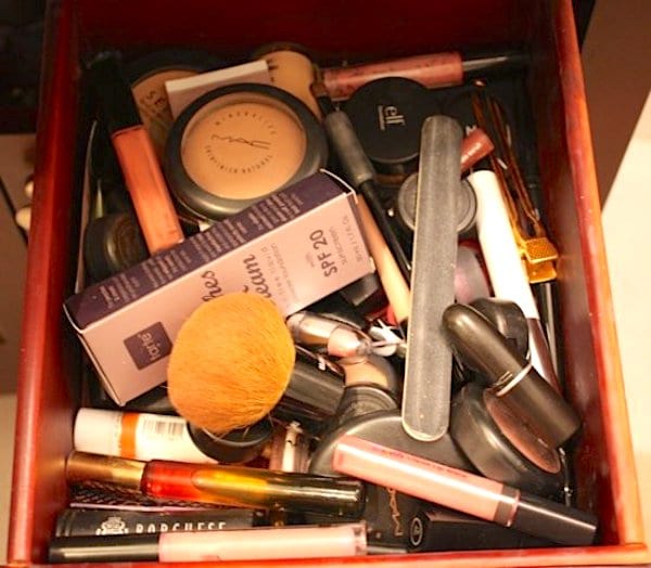Maquillaje desordenado en un cajón