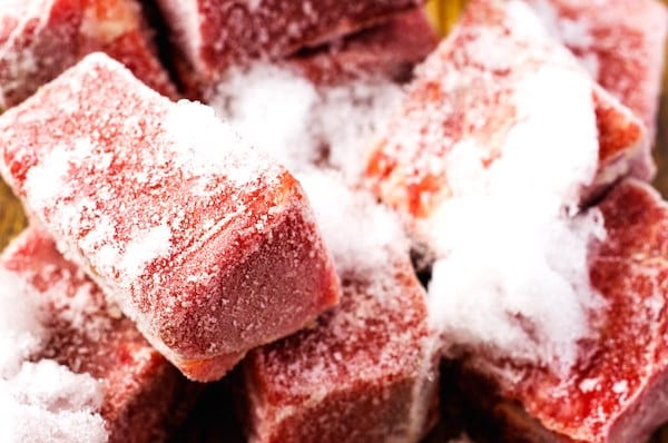 Hvis kjøttet ditt er omgitt av is i fryseren, er det best å kaste det ut.