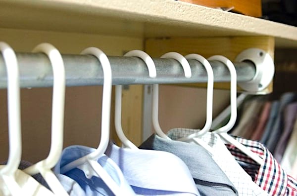 ¿Quieres ordenar tu armario? Así que done la ropa que no haya usado durante más de 1 año.