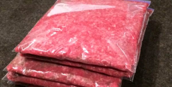 Vlees diepgevroren in afzonderlijke zakken en platgemaakt voor sneller ontdooien