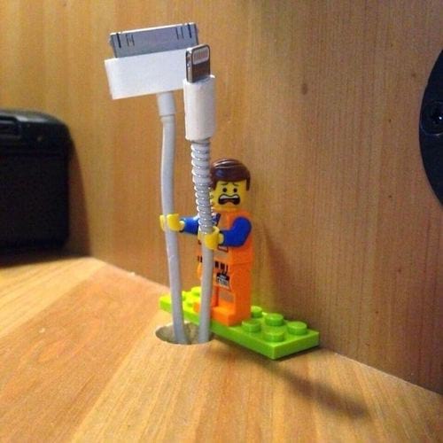 Lego om de kabels vast te houden