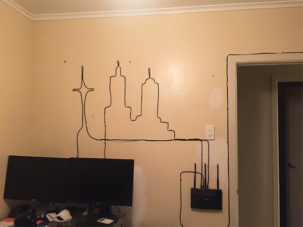 Een truc om elektrische kabels op te hangen in plaats van ze te verbergen