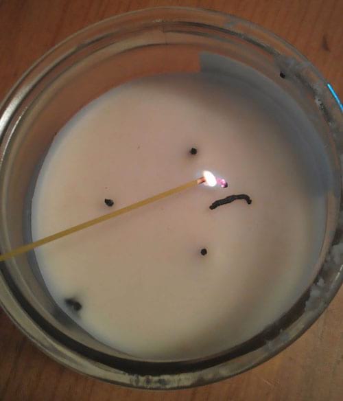 Use espaguetis para encender una vela sin quemarse