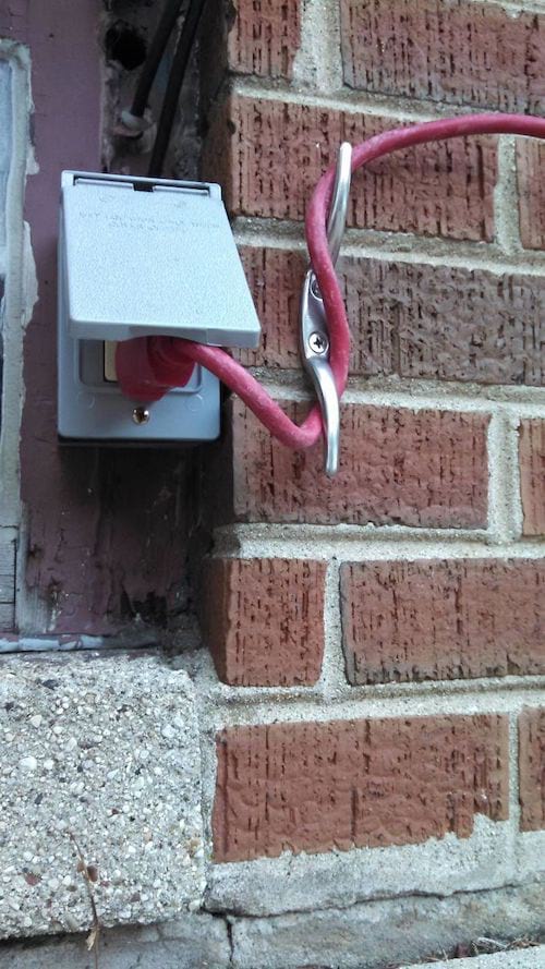 Un gancho evita que los cables se desconecten cuando se tira