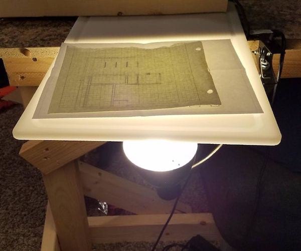 Maak een plottafel met een lamp en een snijplank