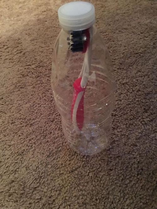 Plastikinis buteliukas, skirtas apsaugoti dantų šepetėlį
