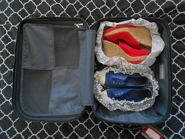 Los zapatos se guardan en la maleta con gorros de baño.