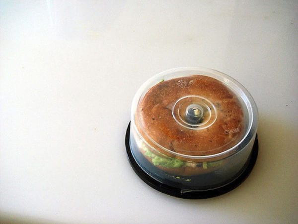 Una caja de CD para guardar un bagel.