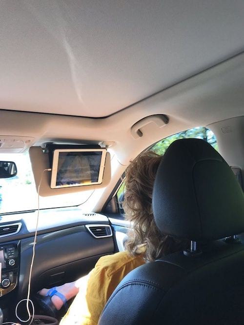 טריק גאוני להחזיק את הטאבלט במכונית ולצפות בסרט