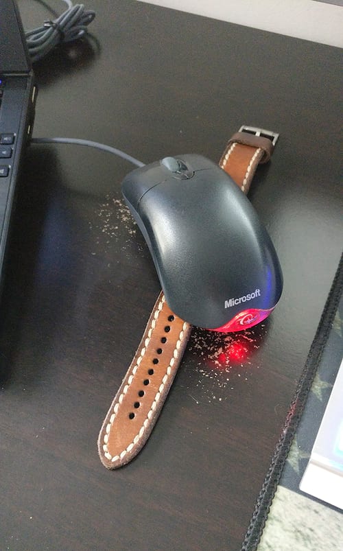 Coloque un reloj debajo del mouse para evitar que la PC entre en modo de suspensión
