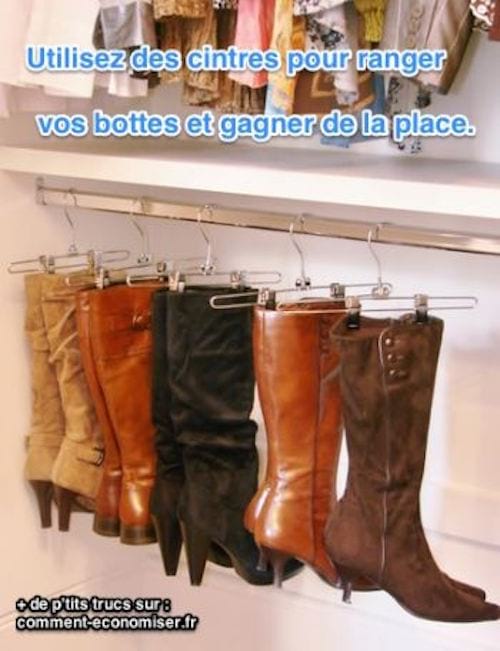 Almacenamiento conveniente para botas de mujer con perchas en un armario.